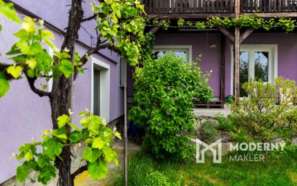 Na predaj 3-izbový byt s terasou, predzáhradkou a parkovacím miestom v obci Lipovec