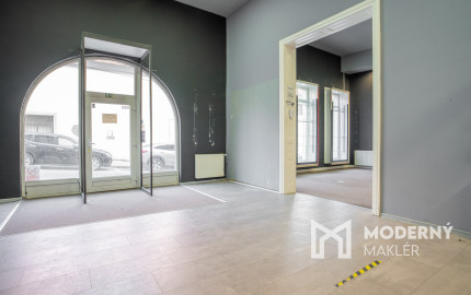 Na prenájom veľkorysý obchodný priestor s mezanínom na Zámockej ulici pod Bratislavským hradom