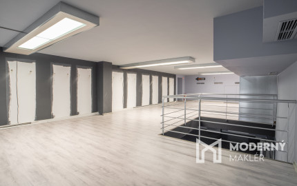 Na prenájom veľkorysý obchodný priestor s mezanínom na Zámockej ulici pod Bratislavským hradom