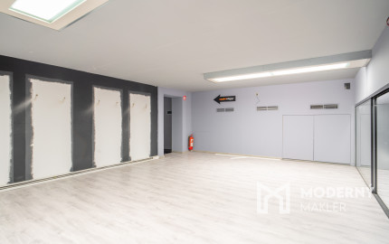 Na prenájom veľkorysý obchodný priestor s mezanínom na Zámockej ulici pod Bratislavským hradom