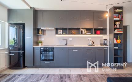 REZERVOVANÉ: Na predaj 3-izbový byt s parkovacím státím v Rajke