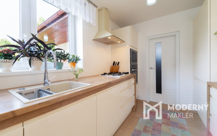 REZERVOVANÉ: Na predaj priestranný dom s veľkým pozemkom v Pobedime