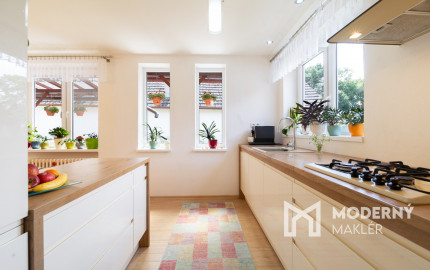 REZERVOVANÉ: Na predaj priestranný dom s veľkým pozemkom v Pobedime