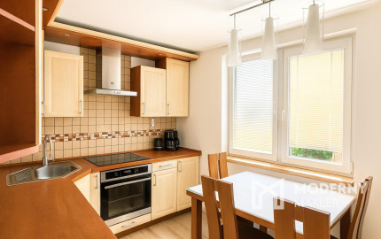 Na predaj kompletne zariadený 3-izbový byt v Rakovej