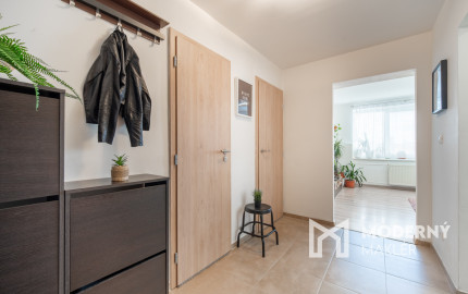 REZERVOVANÉ: Na predaj 2-izbový byt s balkónom a pivnicou v pokojnej časti obce Veľké Leváre