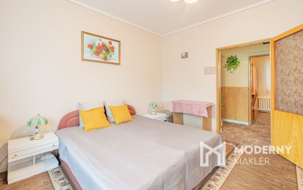 Na predaj priestranný 3-izbový rodinný dom s terasou v Šoporni