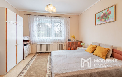 Na predaj priestranný 3-izbový rodinný dom s terasou v Šoporni