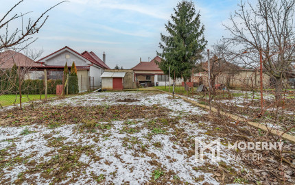 Na predaj priestranný 3-izbový rodinný dom s terasou v Šoporni