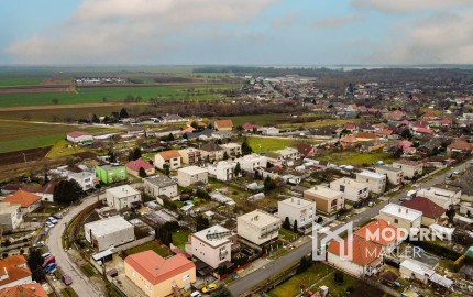 Na predaj priestranný 3-izbový rodinný dom s terasou v Šoporni