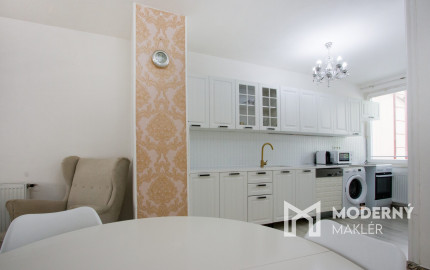 Na predaj dvojdom s rozľahlým pozemkom v centre obce Zlaté Klasy