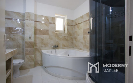 Na predaj dvojdom s rozľahlým pozemkom v centre obce Zlaté Klasy