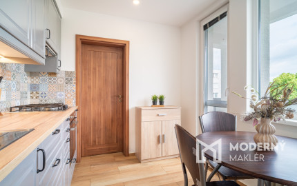 Na predaj priestranný 3-izbový byt s veľkou loggiou v Rači