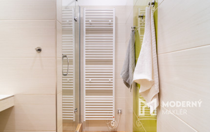 Na predaj priestranný 3-izbový byt s veľkou loggiou v Rači