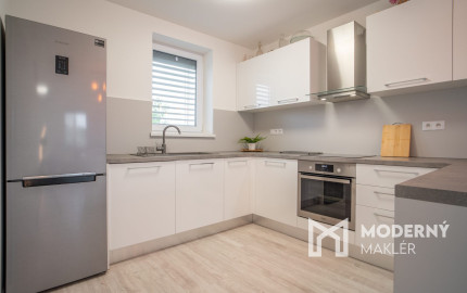 Na prenájom kompletne zariadený 4-izbový byt s benefitmi rodinného domu v Rovinke