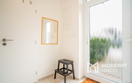 Na prenájom kompletne zariadený 4-izbový byt s benefitmi rodinného domu v Rovinke