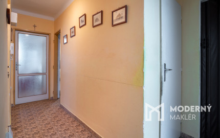 Na predaj priestranný 3-izbový byt s loggiou v centre Stupavy