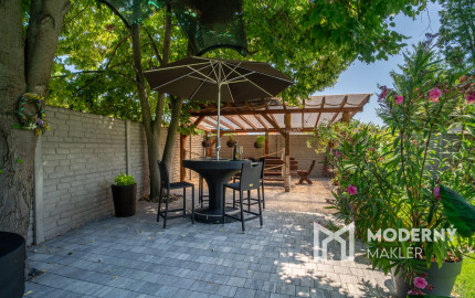 Na predaj rodinný dom s bazénom a saunou v Rohovciach