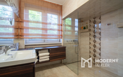 Na predaj rodinný dom s bazénom a saunou v Rohovciach