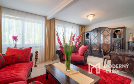 Na predaj rodinný dom s bazénom a saunou v Rohovciach