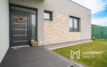 Na predaj priestranný 4-izbový rodinný dom s dvojgarážou v obci Báč