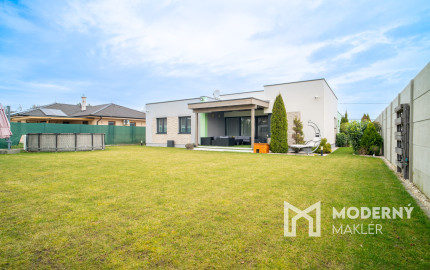 Na predaj priestranný 4-izbový rodinný dom s dvojgarážou v obci Báč