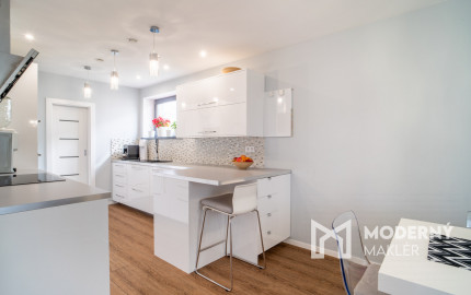 Na predaj priestranný 4-izbový rodinný dom s dvojgarážou v obci Báč