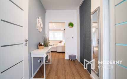 Na predaj priestranný 4-izbový rodinný dom s dvojgarážou v obci Báč