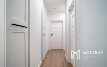 Na predaj priestranný 4-izbový rodinný dom s dvojgarážou v obci Báč