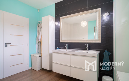 Na predaj priestranný 4-izbový rodinný dom s dvojgarážou v obci Báč