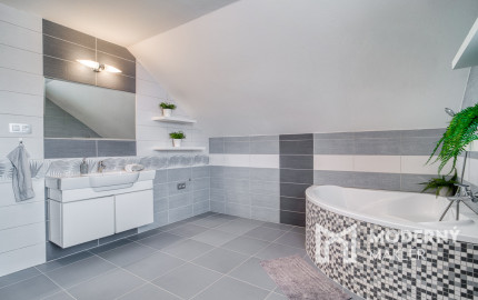 Na predaj rodinný dom s rozľahlým pozemkom v Kostolišti