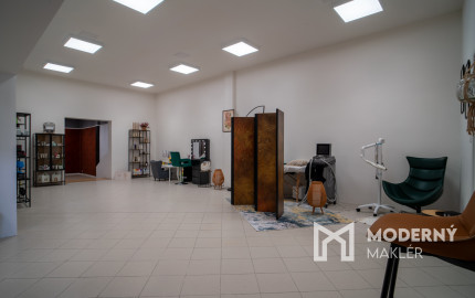 Na prenájom obchodný priestor v centre mesta priamo pod Bratislavským hradom