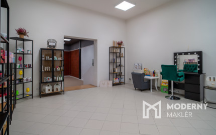 Na prenájom obchodný priestor v centre mesta priamo pod Bratislavským hradom