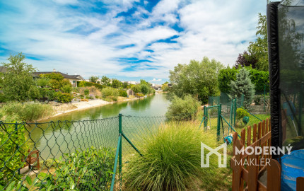 Na predaj dom so vstupom do súkromného jazera v Hrubej Borši