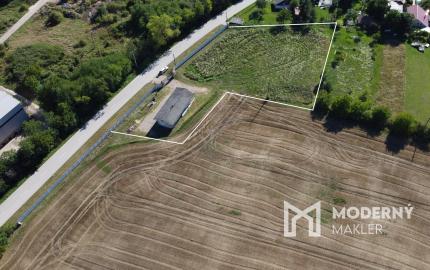 Na predaj stavebný pozemok s vínnym domom blízko Podhájskej