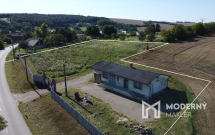 Na predaj stavebný pozemok s vínnym domom blízko Podhájskej