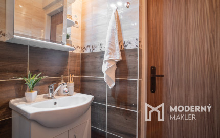 Na predaj zariadený 2-izbový byt s 2 balkónmi a pivnicou v meste Šaštín-Stráže