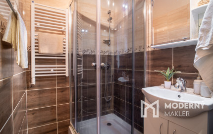 Na predaj zariadený 2-izbový byt s 2 balkónmi a pivnicou v meste Šaštín-Stráže