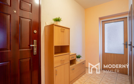 Na predaj zariadený 2-izbový byt s 2 balkónmi a pivnicou v meste Šaštín-Stráže