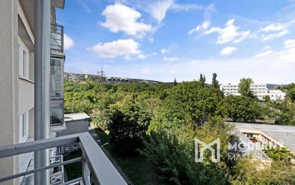 Moderný a svetlý byt, v ktorom je všetko pripravené na okamžité nasťahovanie.