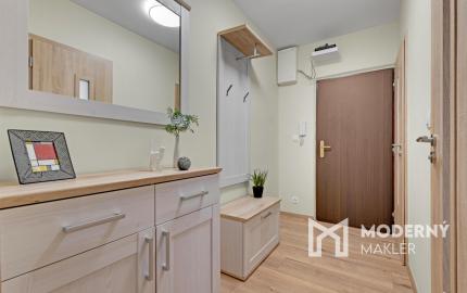 Moderný a svetlý byt, v ktorom je všetko pripravené na okamžité nasťahovanie.