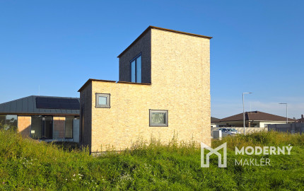 Na predaj stavebný pozemok s rozostavaným drevodomom v obci Lehnice - Sása