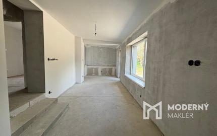 PREDAJ -Exkluzívna ponuka  3i RD - kompletná rekonštrukcia, terasa, pozemok 450m2 - Bánovcen/B / Biskupice