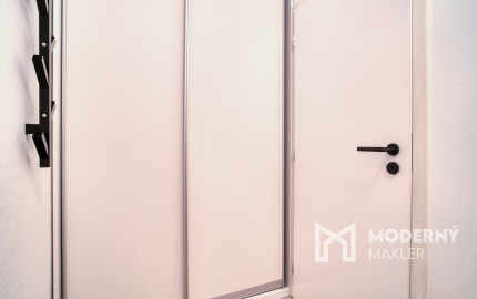 Na predaj 1-izbový byt s investičným potenciálom v centre Bratislavy