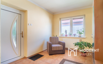 REZERVOVANÉ: Na predaj rodinný dom s potenciálom v srdci Rovinky