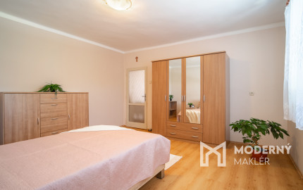 REZERVOVANÉ: Na predaj rodinný dom s potenciálom v srdci Rovinky