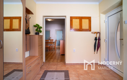 REZERVOVANÉ: Na predaj rodinný dom s potenciálom v srdci Rovinky