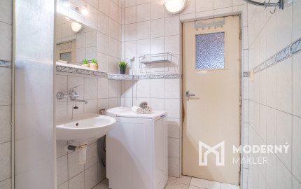 REZERVOVANÉ: Na predaj rodinný dom s potenciálom v srdci Rovinky