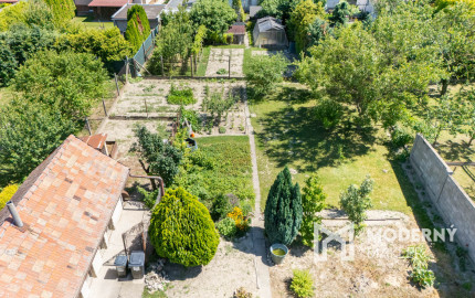 REZERVOVANÉ: Na predaj rodinný dom s potenciálom v srdci Rovinky