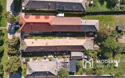 Na predaj pozemok so starším domom v obci Selice