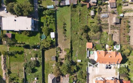 Na predaj pozemok so starším domom v obci Selice